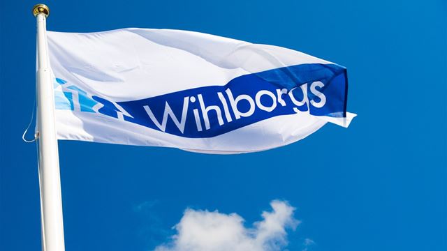 Wihlborgsflagga som blåser i vinden 