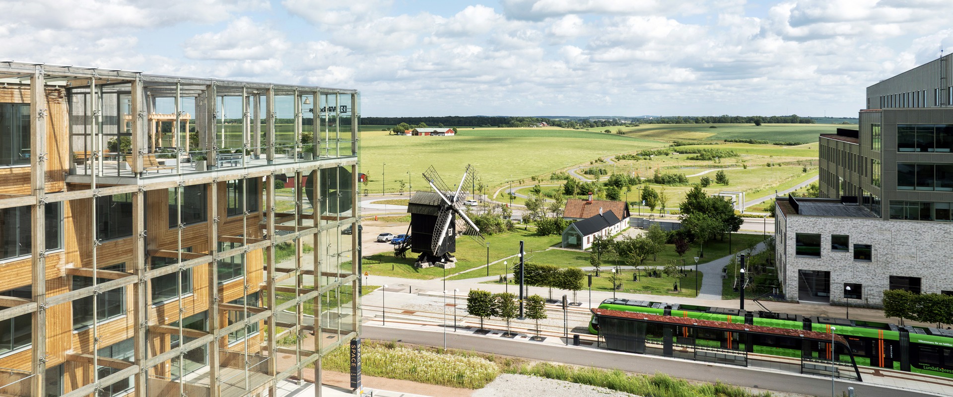 Modern lokal med stor gemensam terrass i söderläge