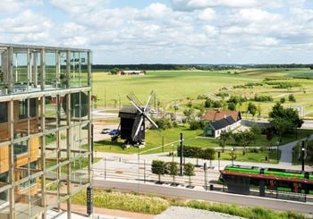 Modern lokal med stor gemensam terrass i söderläge