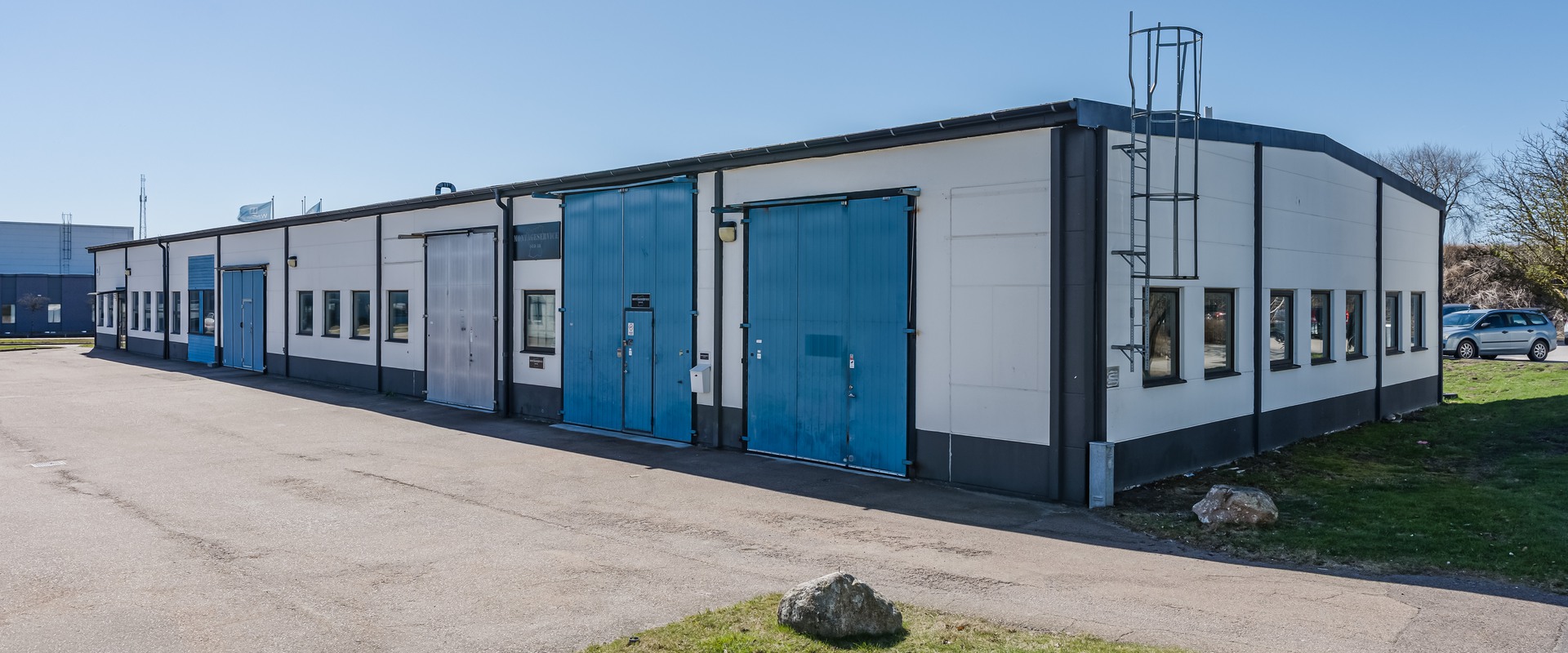 Mindre lager/verkstad med port på Berga