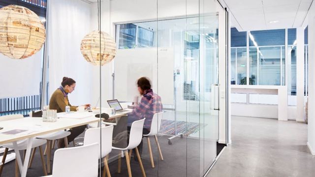 Ett mötesrum med glasväggar i Media Evolution City