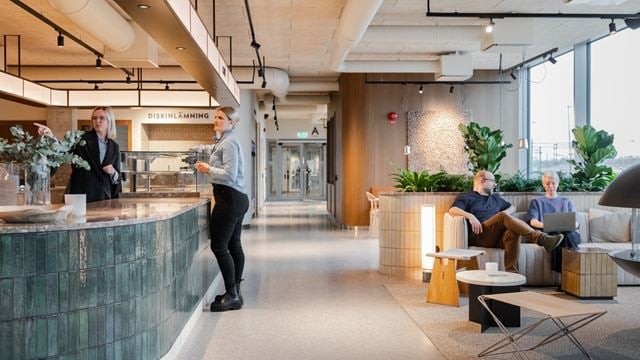 Kontorsfastigheten Vista i Hyllie har en vit fasad med blomster och grönska.