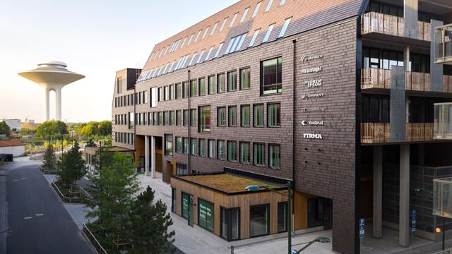 Fastigheten Origos tegel- och träfasad