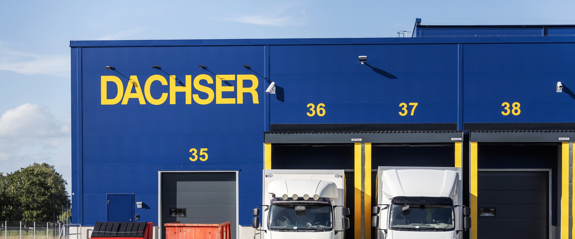 Flygfoto över lagerbyggnad med solpaneler på taget, Bilrutan 5 i Helsingborg.