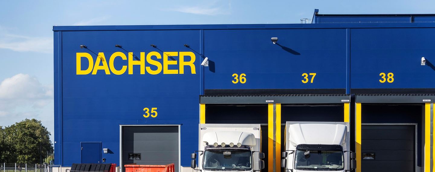 Flygfoto över lagerbyggnad med solpaneler på taget, Bilrutan 5 i Helsingborg.