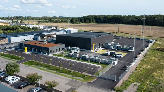 Grå lagerlokal med texten "Doka" över dörren.