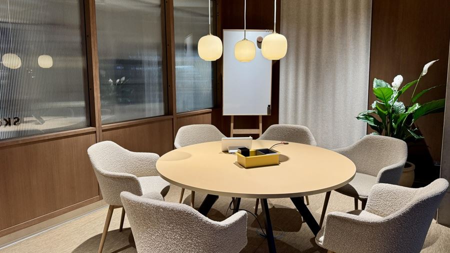 Arbersplatser, mötesrum med runt bord och lampor 