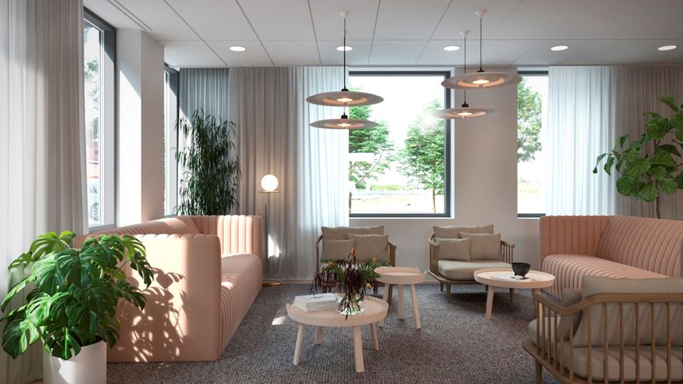 Möteslounge med soffor och stora fönster