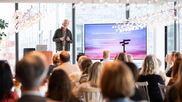 Föreläsare och publik på Wihlborgs kontor i Malmö