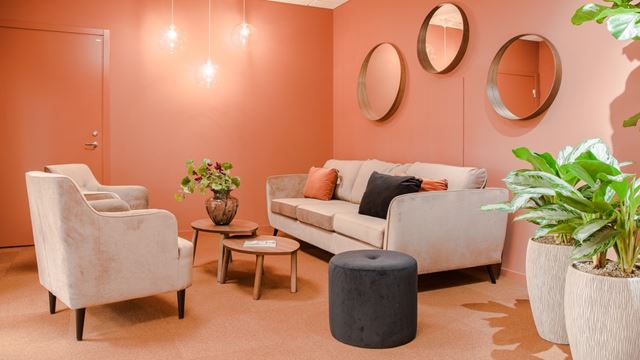 Bild på soffgrupp, från invigningen av Berga kontorshotell