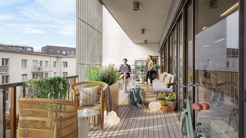 Man som står ute på balkongen och ser ut över Hyllie. I kontshuset Origo finns det baolkonger på varje våningsplan.