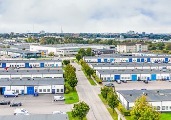 Lager med port på Berga