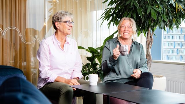 Två kvinnor på personalbild