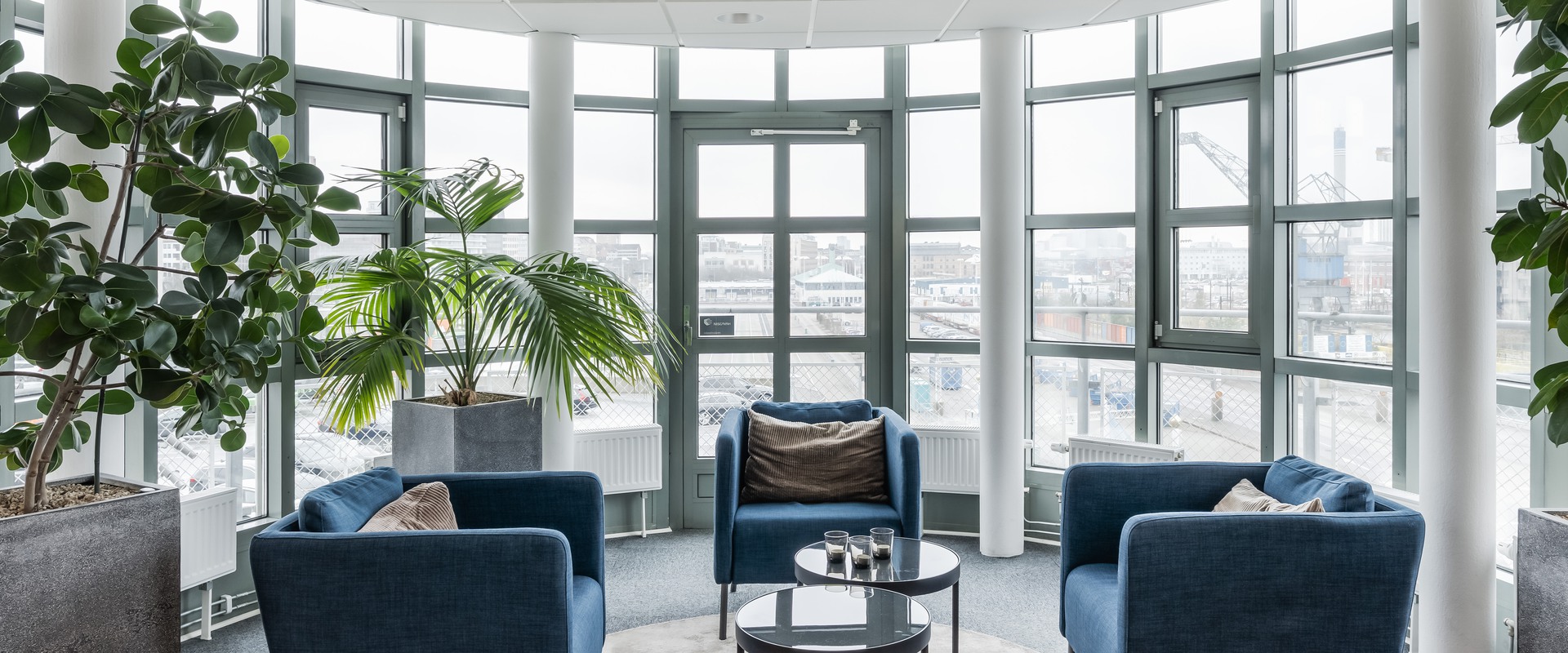 Kontor med balkong och sundsutsikt