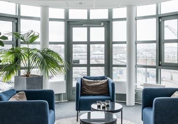 Kontor med balkong och sundsutsikt