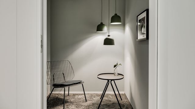 Kontorshotell med ett mötesrum som har trendig inredning och väggar i gröna nyanser