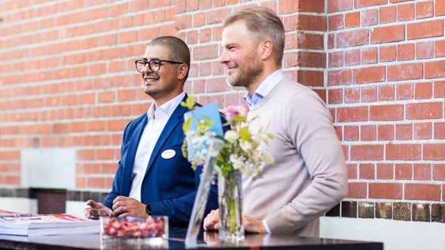 Två kollegor som står bredvid varandra på Wihlborgs årsstämma i Malmö