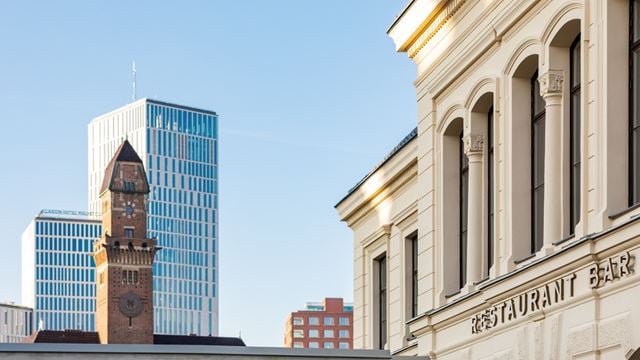 Börshusets fasad med Malmö Live i bakgrunden.