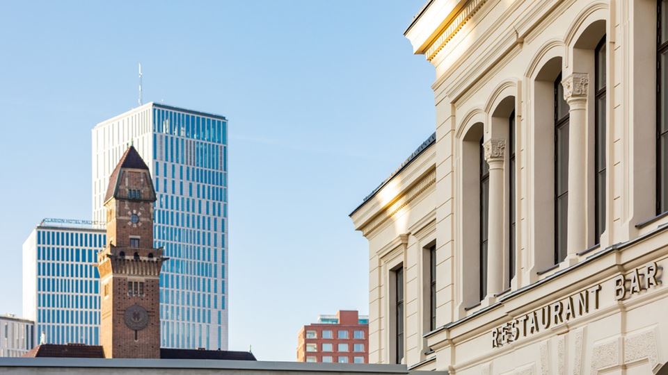 Börshusets fasad med Malmö Live i bakgrunden.