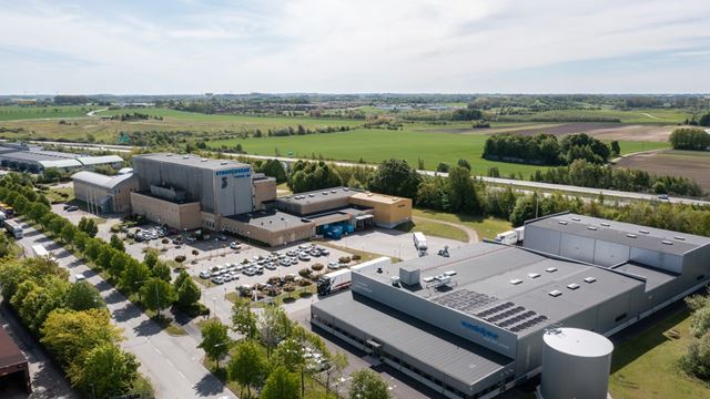 Drönarbild av en tomt på fastigheten stenåldern 7 där det finns möjlighet att bygga nytt