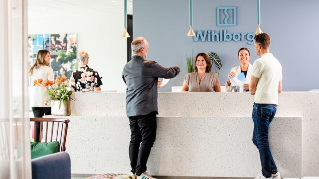 På Wihlborgs kontor i Dockan, Malmö, blir man välkomnad av glada medarbetare i eceptionen