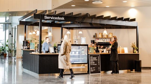 I entren hos Cube finns en kiosk där du kan köpa kaffe och fika