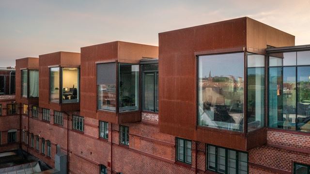 Vackra detaljer vid fönstren på fastigheten Armaturen i centrala Lund.