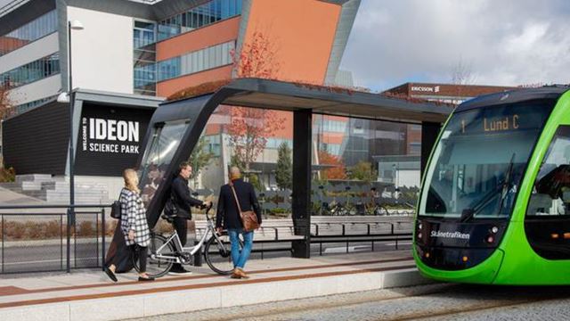 Tre personer på väg att gå på Spårvägen mot Lund C.