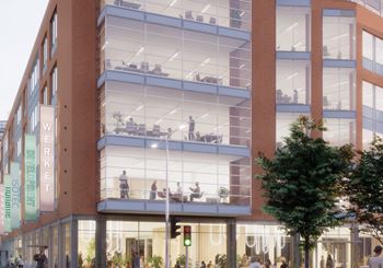 Utsikt över Stora Varvsgatan och lummig innergård