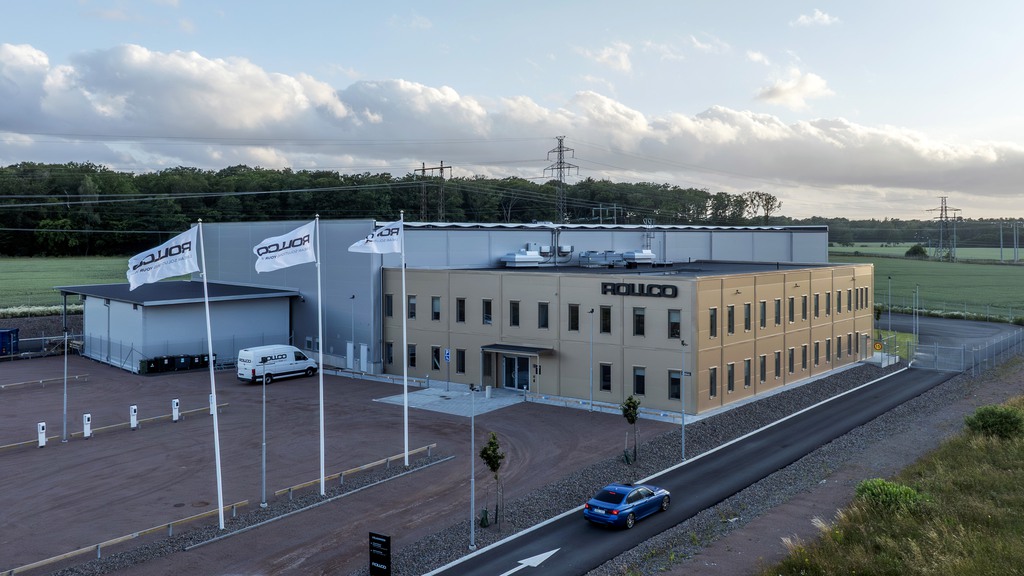 Den färdiga anläggningen. Rollco loggan på fasaden, solceller på taket och gräs utanför