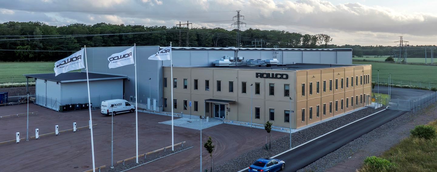 Den färdiga anläggningen. Rollco loggan på fasaden, solceller på taket och gräs utanför