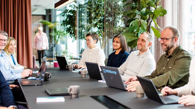 Grupp av personer i ett konferensrum