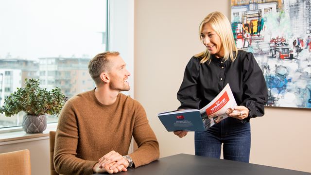 Praktikant på Wihlborgs sitter i ett mötesrum med en av kollegorna