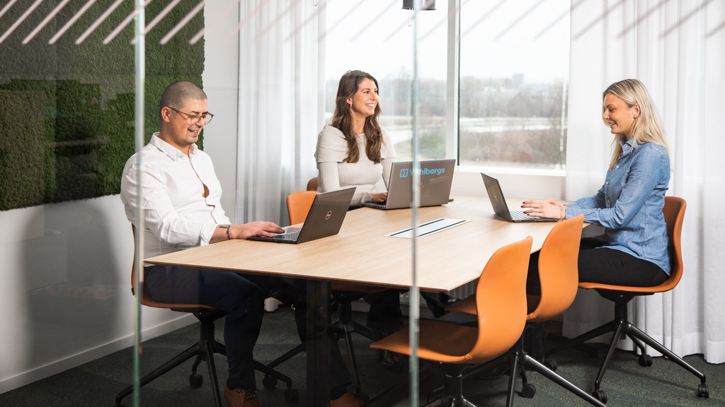 Bild på grupp som arbetar i mötesrum