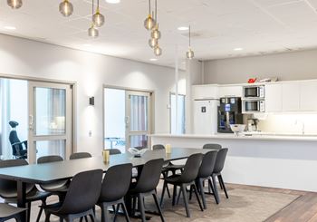 Stilfull lokal med verkstadsdel och lastintag