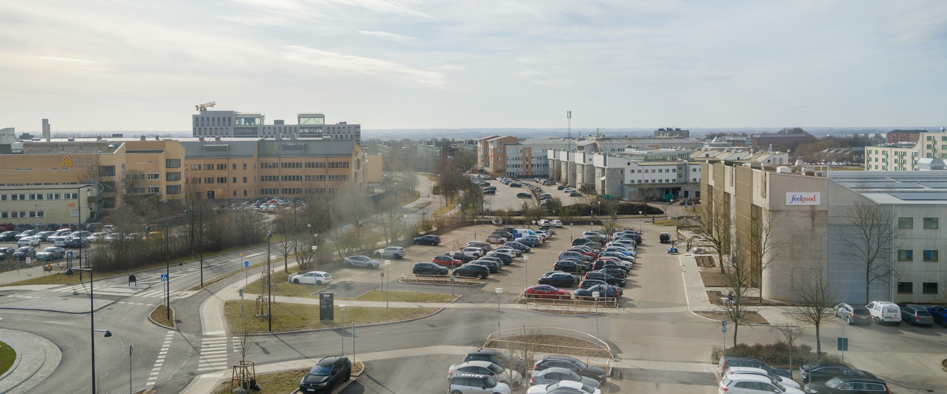 Inbjudande hörnlokal med fönster i tre väderstreck