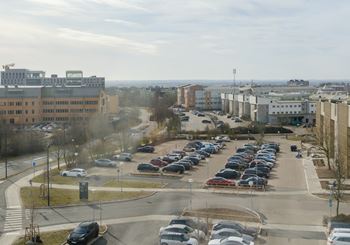 Inbjudande hörnlokal med fönster i tre väderstreck