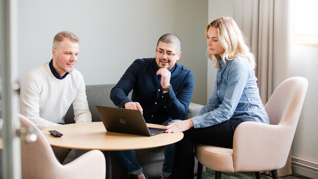 Gruppbild i mötesrum