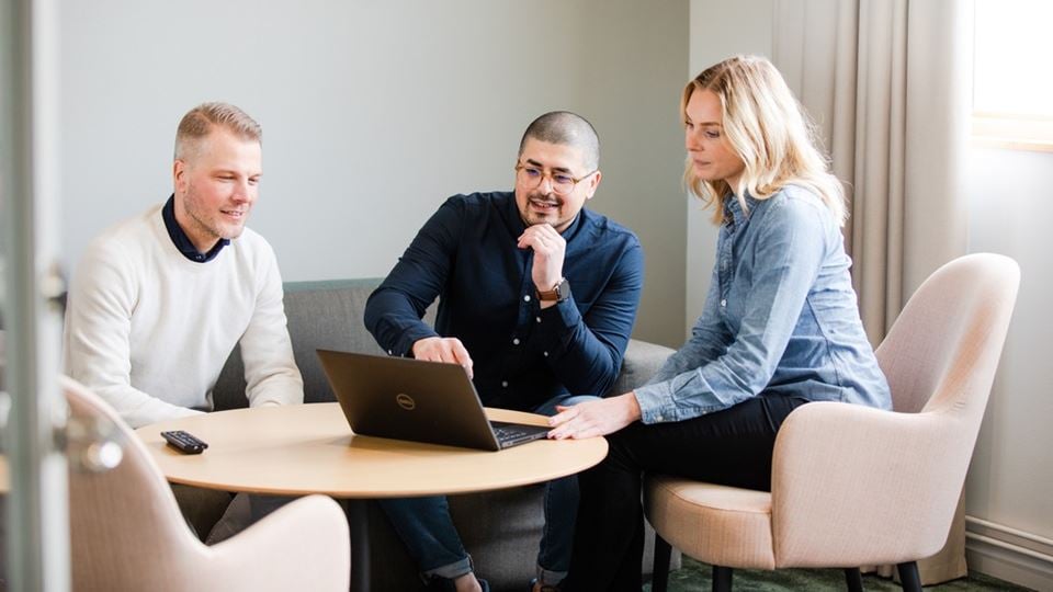 Gruppbild i mötesrum