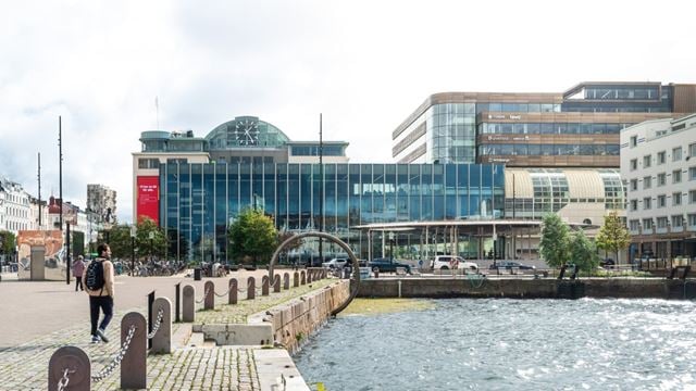 Helsingborg C, sundet och personer som rör sig i området