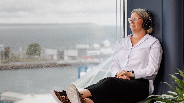 Medarbetare som sitter i fönstret.