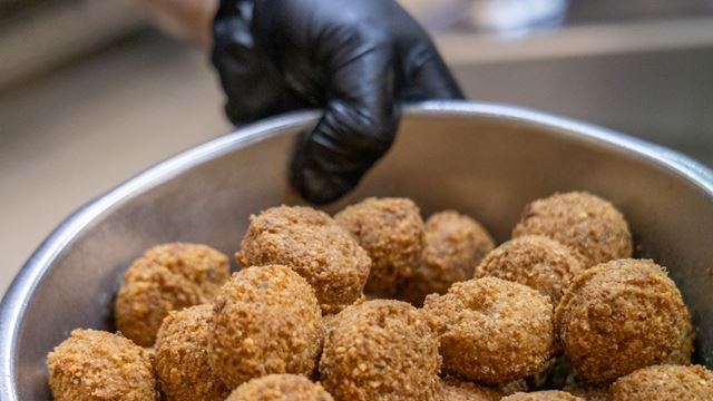 I köket hos Laziza förbereder dom sin populära falafel