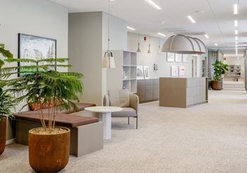 Modernt kontor med fantastisk utsikt över staden