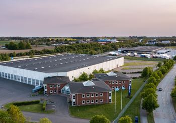 Stor fastighet med lager och kontor mitt i Fosie