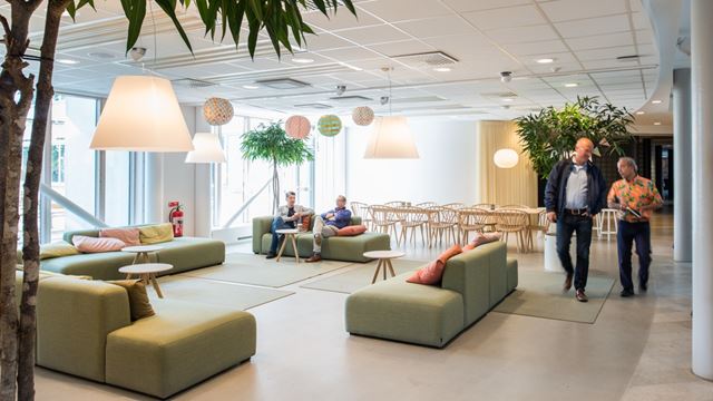 Bild på större soffgrupp