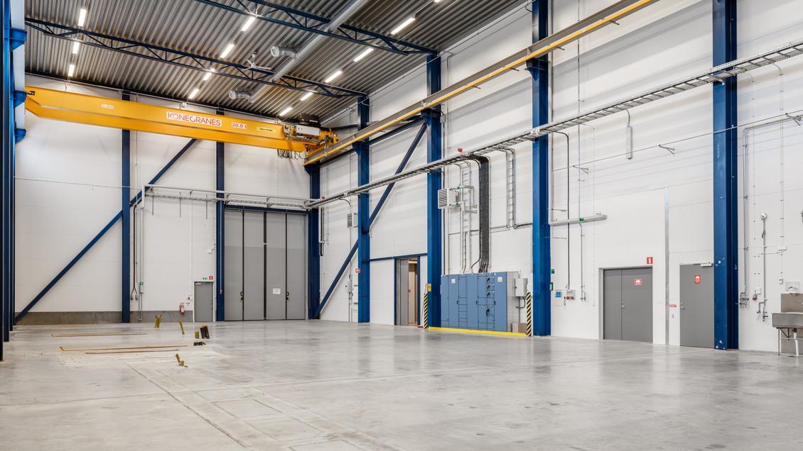 Modern egen byggnad med lager och kontor  