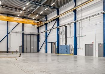 Modern egen byggnad med lager och kontor