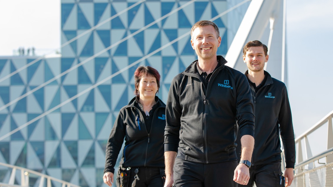 Fastighetsvärdar fgår över en bro i helsingborg 