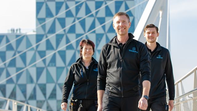 Fastighetsvärdar fgår över en bro i helsingborg