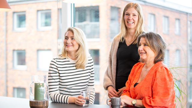 Två personer som sitter och skrattar vid ett konferensbord.